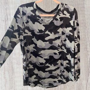 Camo V-neck curved hem long sleeve